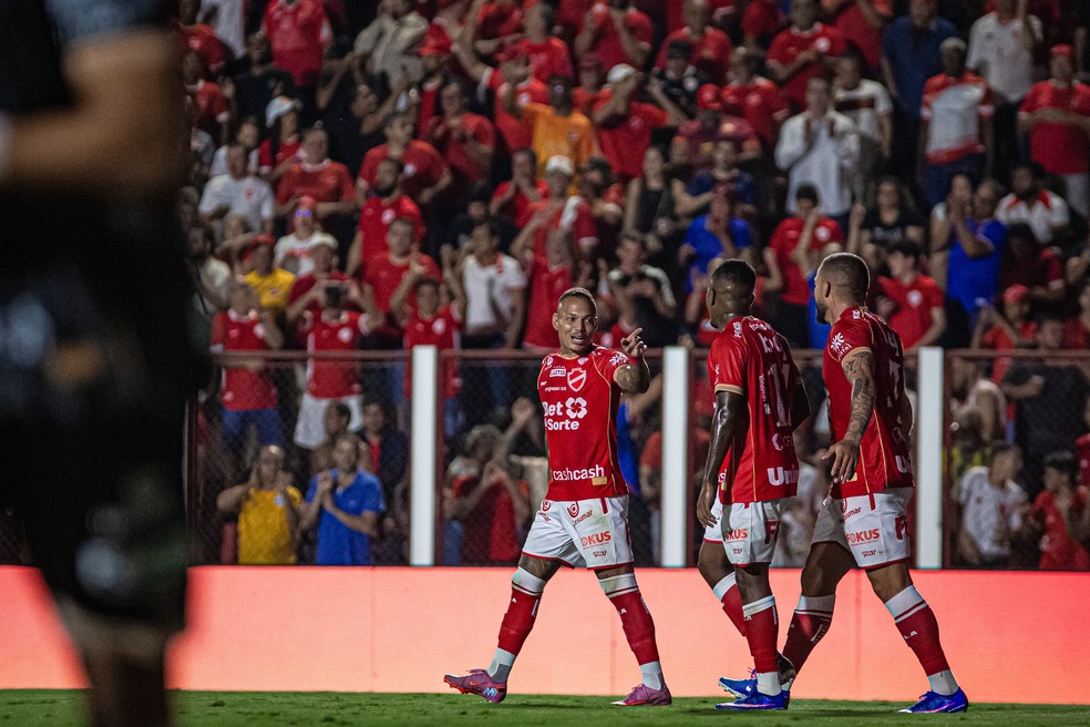 Janderson comemora gol contra o Náutico — Janderson no Vila Nova