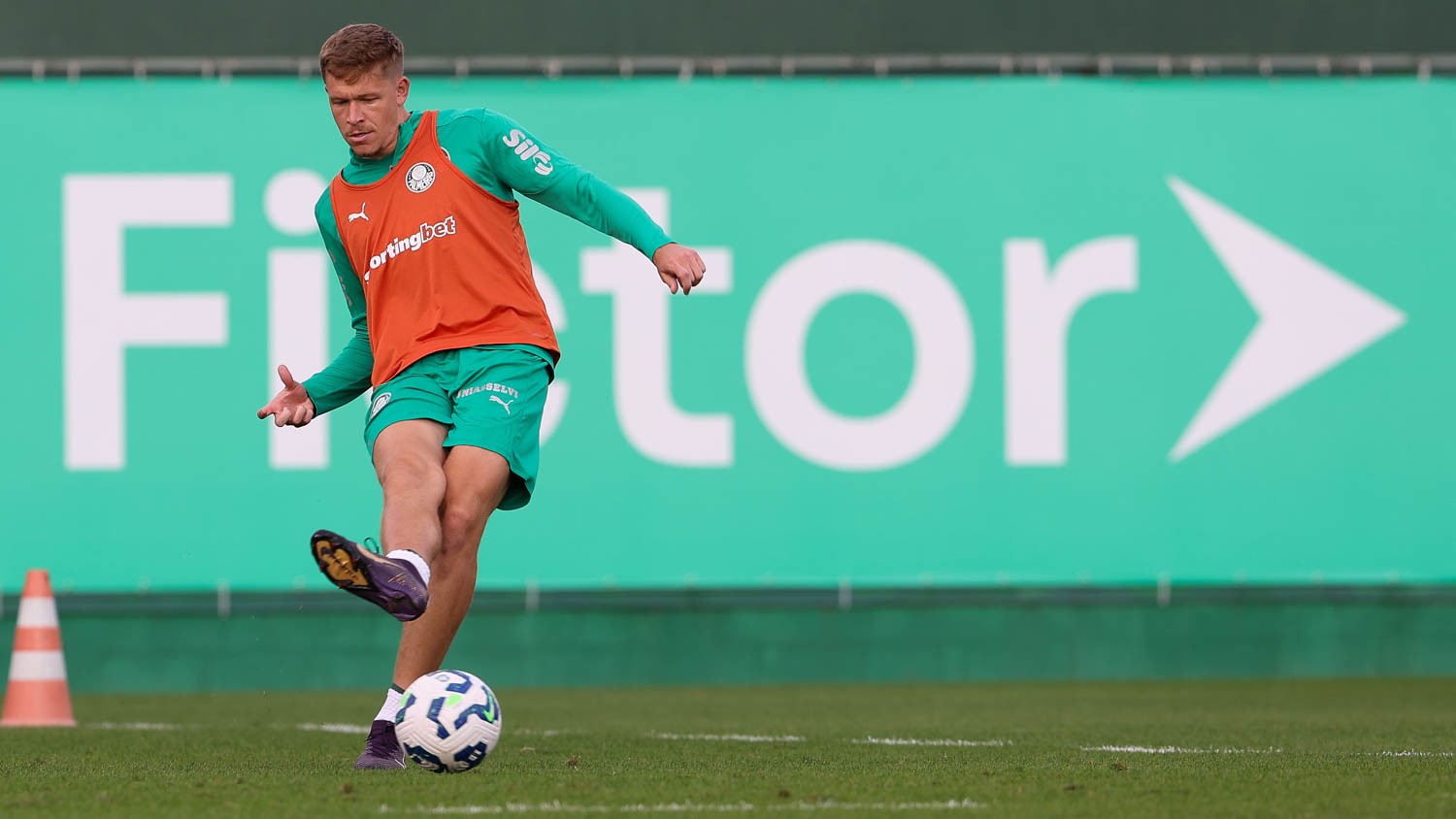 Palmeiras deseja manter Bruno Fuchs para 2026; saiba os planos do clube para o zagueiro