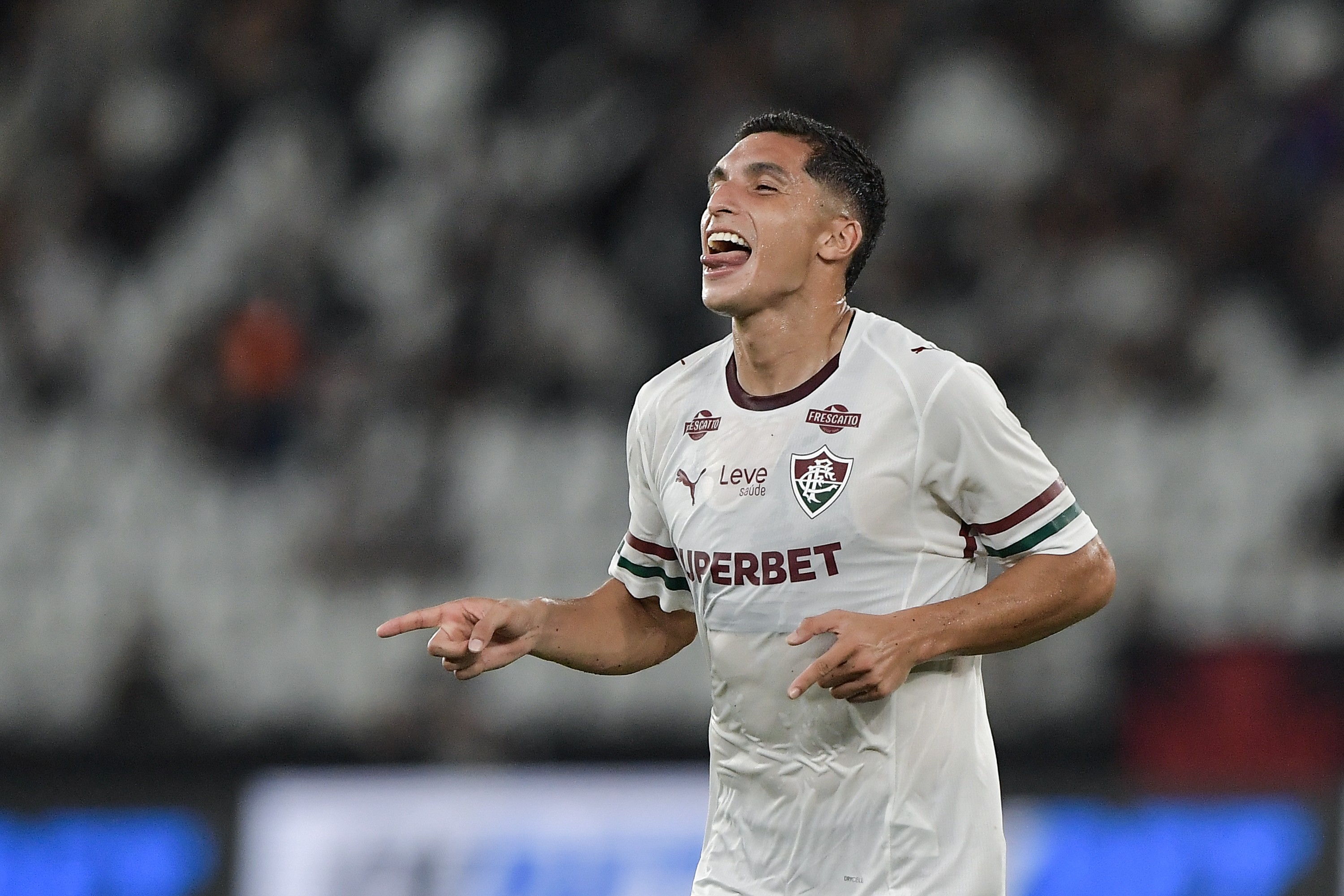 Fluminense vence Vasco por 1 a 0 e demonstra resiliência mesmo com um a menos no Carioca
