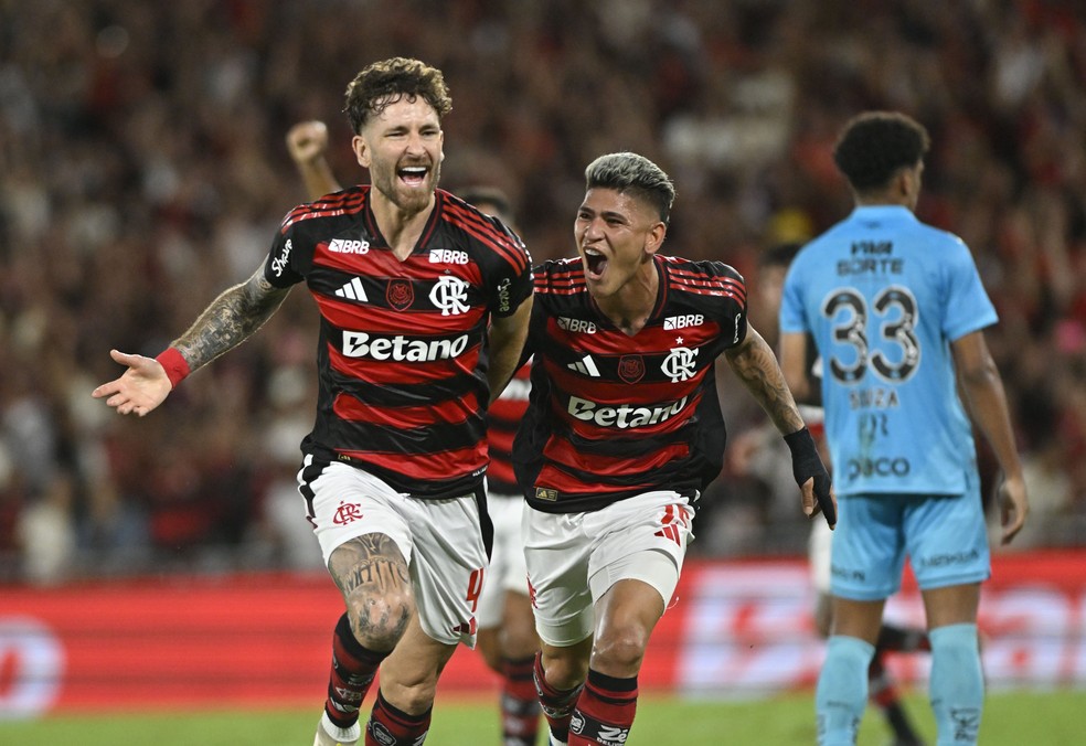 Léo Pereira comemora gol do Flamengo contra o Santos pelo Brasileirão 2025 — Foto: André Durão