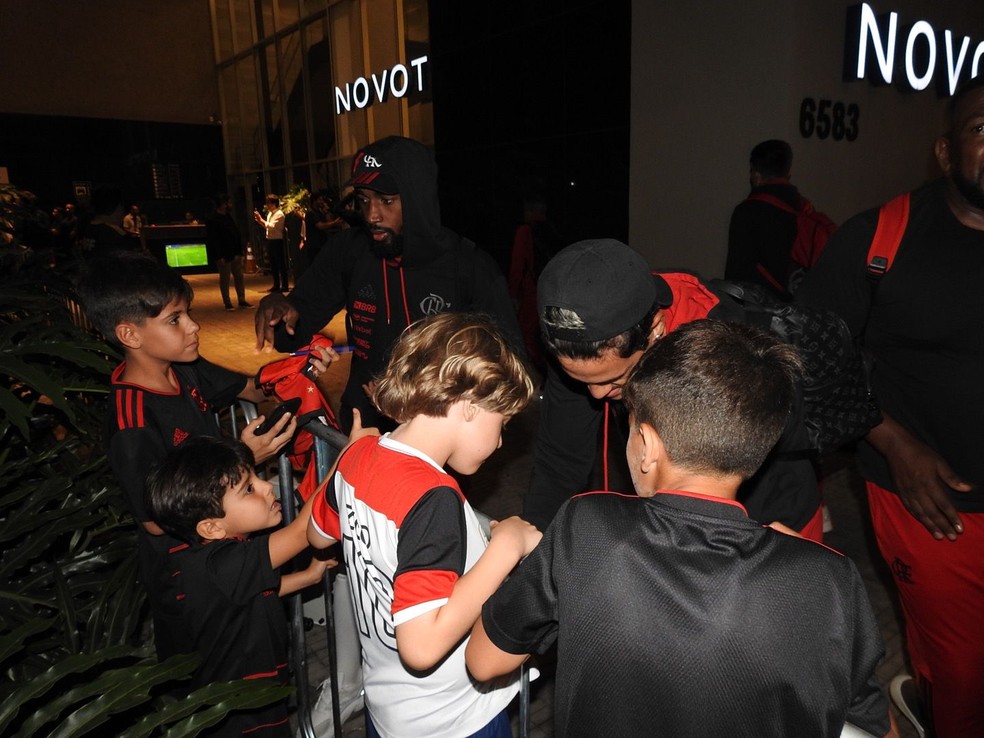Gerson e Pedro autografam pequenos torcedores do Flamengo — Foto: Fred Gomes
