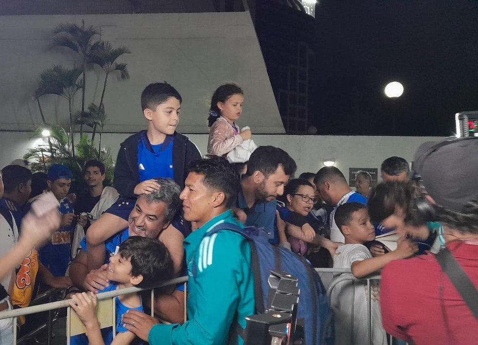 Torcida do Cruzeiro recepciona o time em Vitória — Foto: Danny Paiva