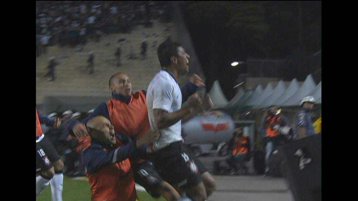 Paulinho declara amor pelo Corinthians e lembra racismo no início da carreira: 