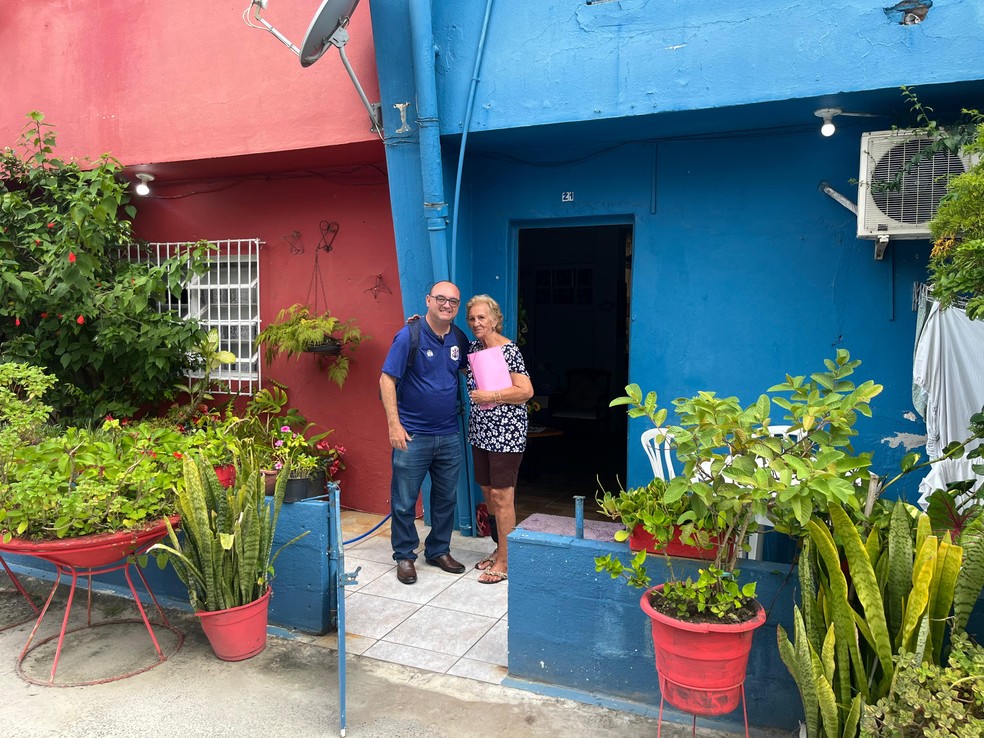 Sueli com Fernando Alécio, diretor do Centro de Memória, em frente à sua casa no Estádio Dr Hercílio Luz — Foto: Emanuelle Ribeiro/ge