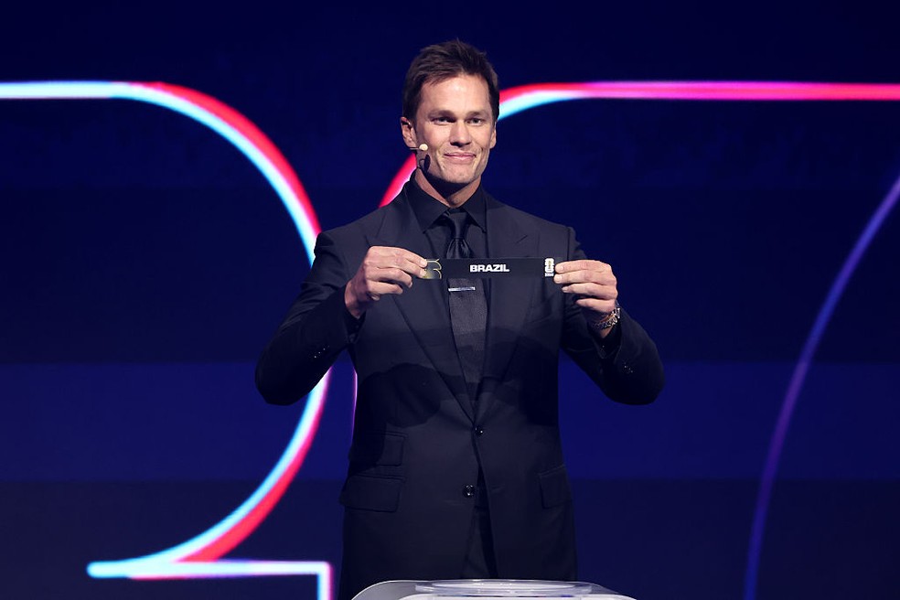 Tom Brady sorteia o Brasil no grupo C da Copa do Mundo 2026 — Foto: Hector Vivas - FIFA/FIFA via Getty Images