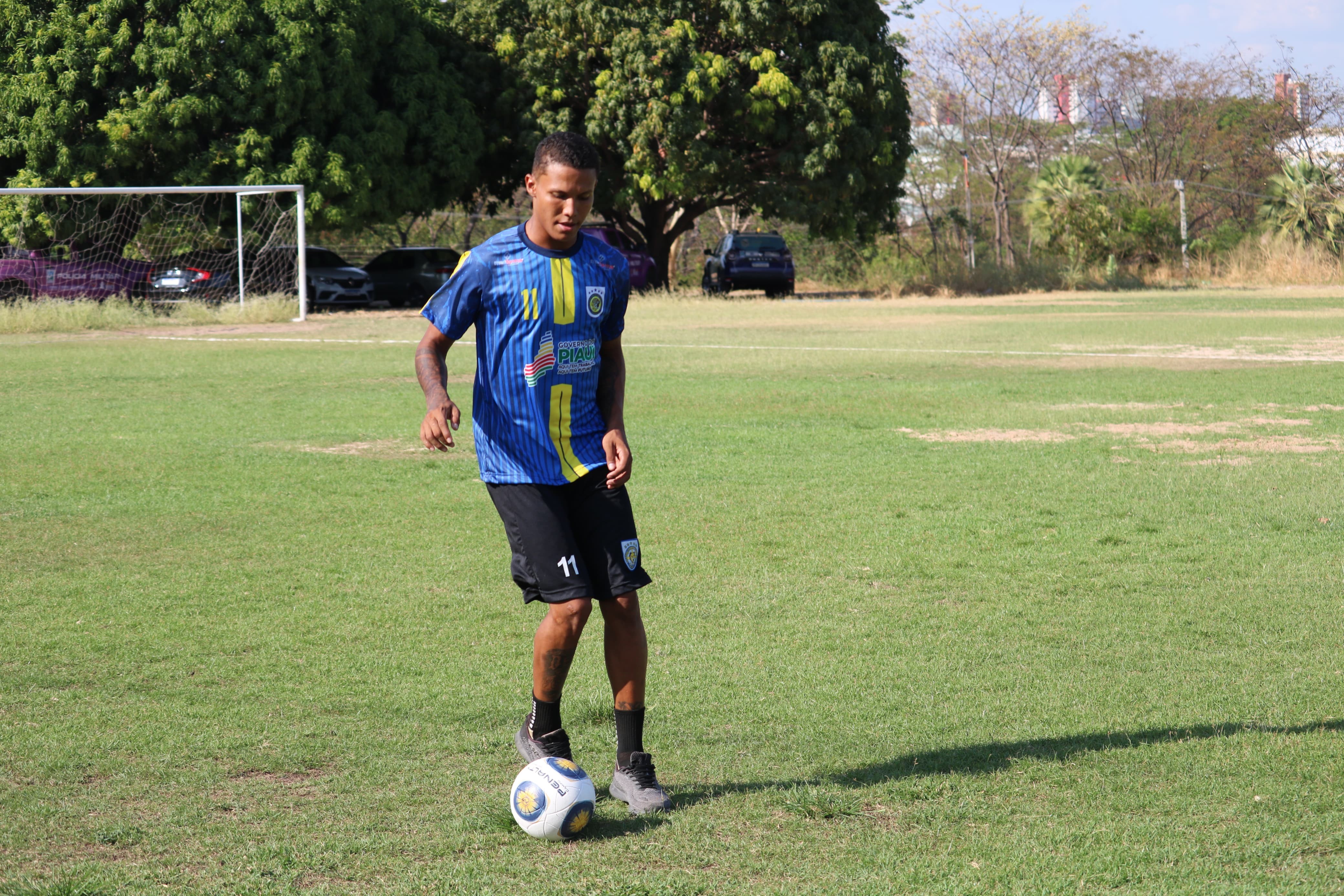Promessa do Tiradentes-PI sub-20 quase abandona futebol e tem filho como sua maior inspiração
