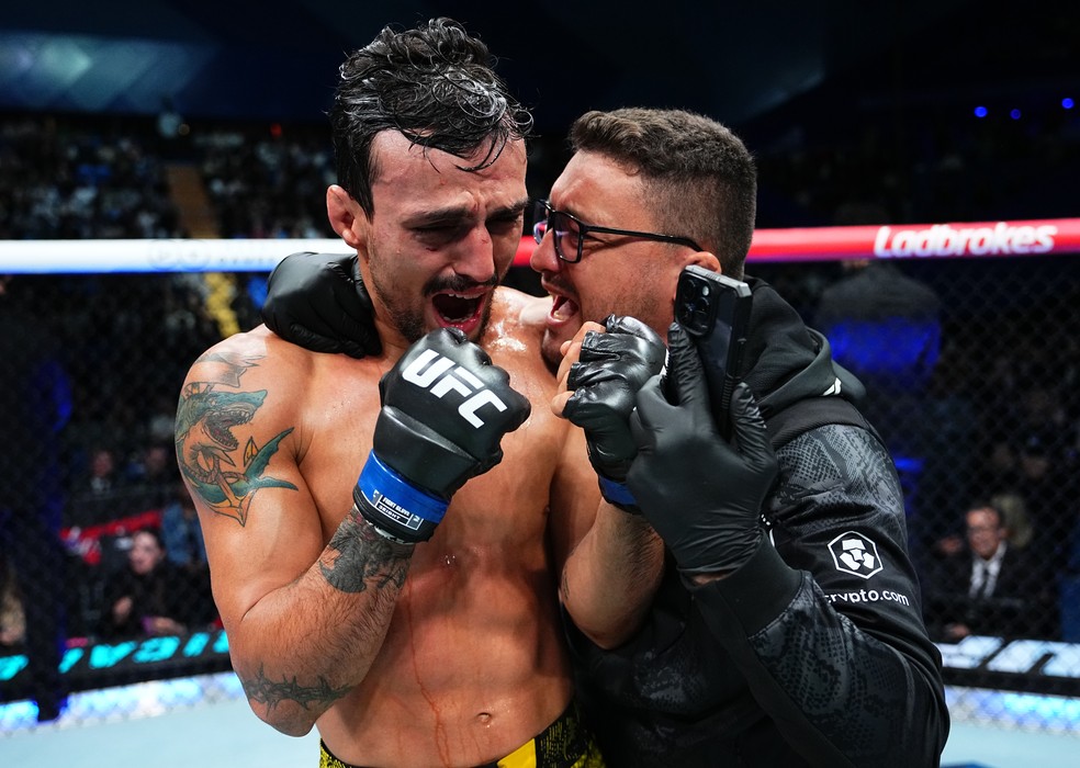 Ricardo Carcacinha vibra com treinador após ser anunciado vencedor no UFC 305 — Foto: Jeff Bottari/Zuffa LLC