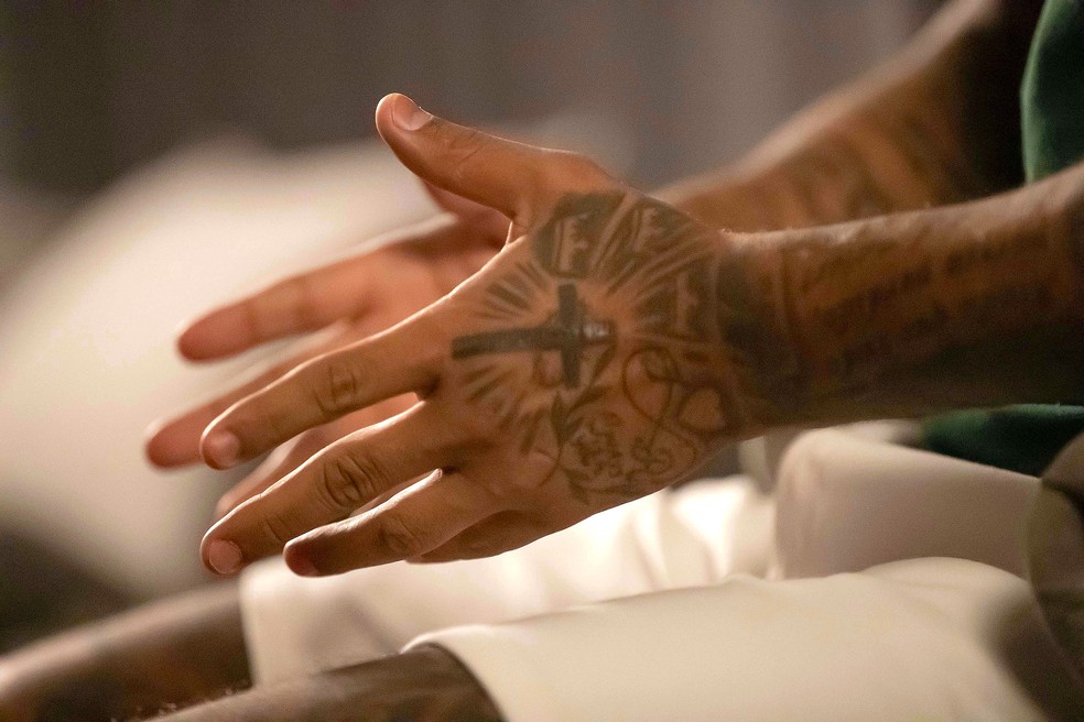 As mãos tatuadas e com símbolos religiosos de Felipe Melo — Foto: Marcelo de Jesus