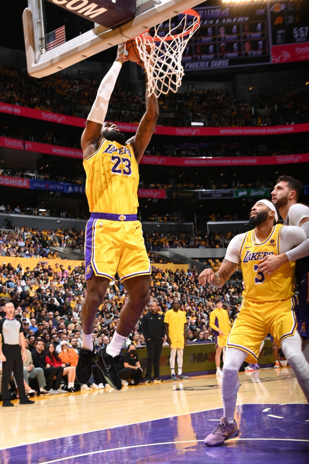 Em jogo de 'cinco minutos', Lakers massacram o San Antonio Spurs