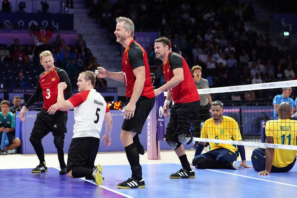 Brasil perde para a Alemanha no vôlei sentado masculino das Paralimpíadas de Paris — Foto: Dimitar Dilkoff/AFP