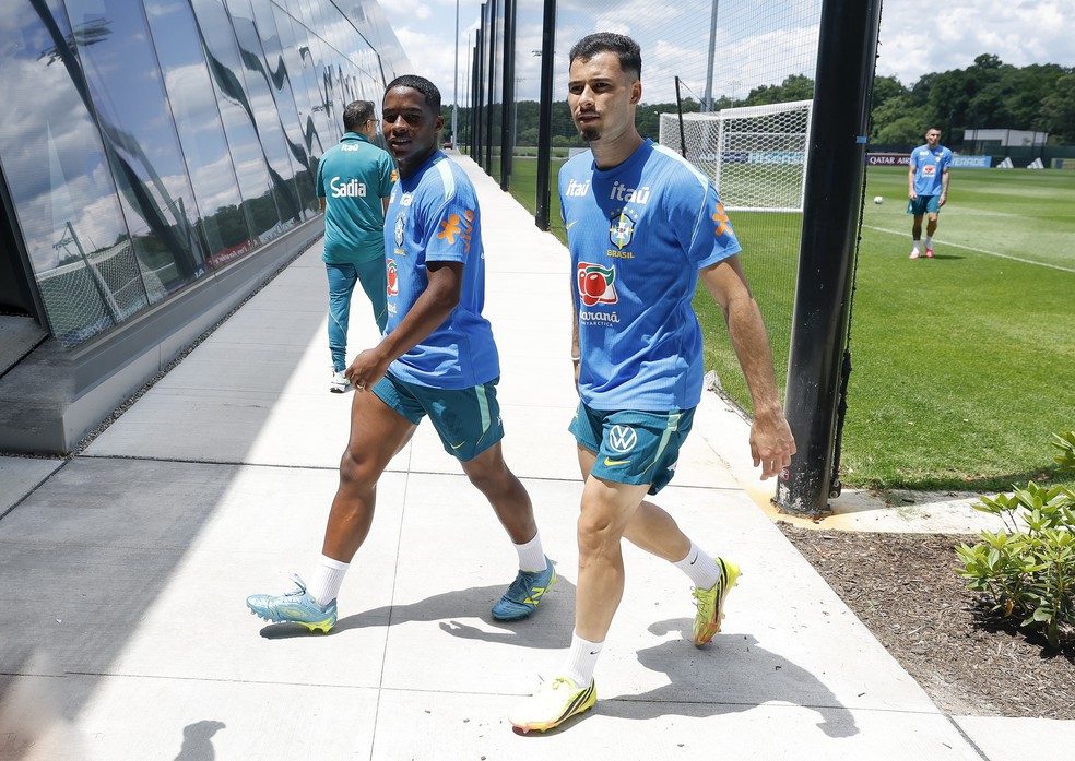 Endrick e Gabriel Martinelli em treino da seleção - substituto de Raphinha