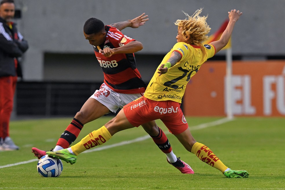 Dono' da lateral direita do Flamengo, Wesley chama atenção pela