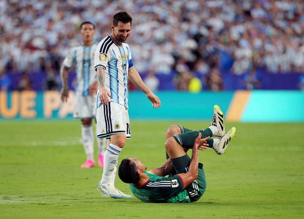 Messi observa Mandi após cometer a falta — Foto: Denny Medley/Reuters