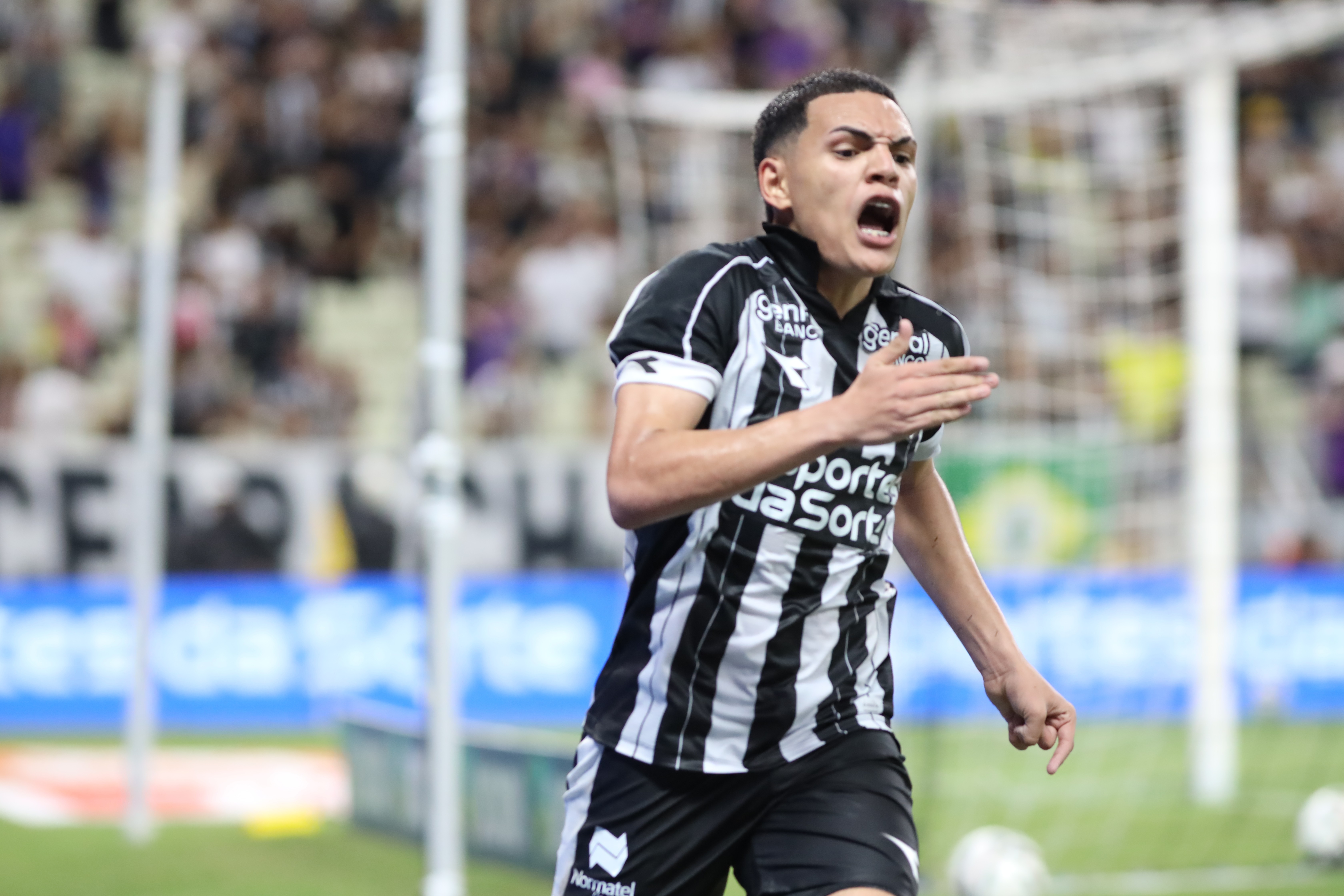 Artilheiro do Ceará na Série B, Melk comemora gol e vitória que tirou equipe do Z4