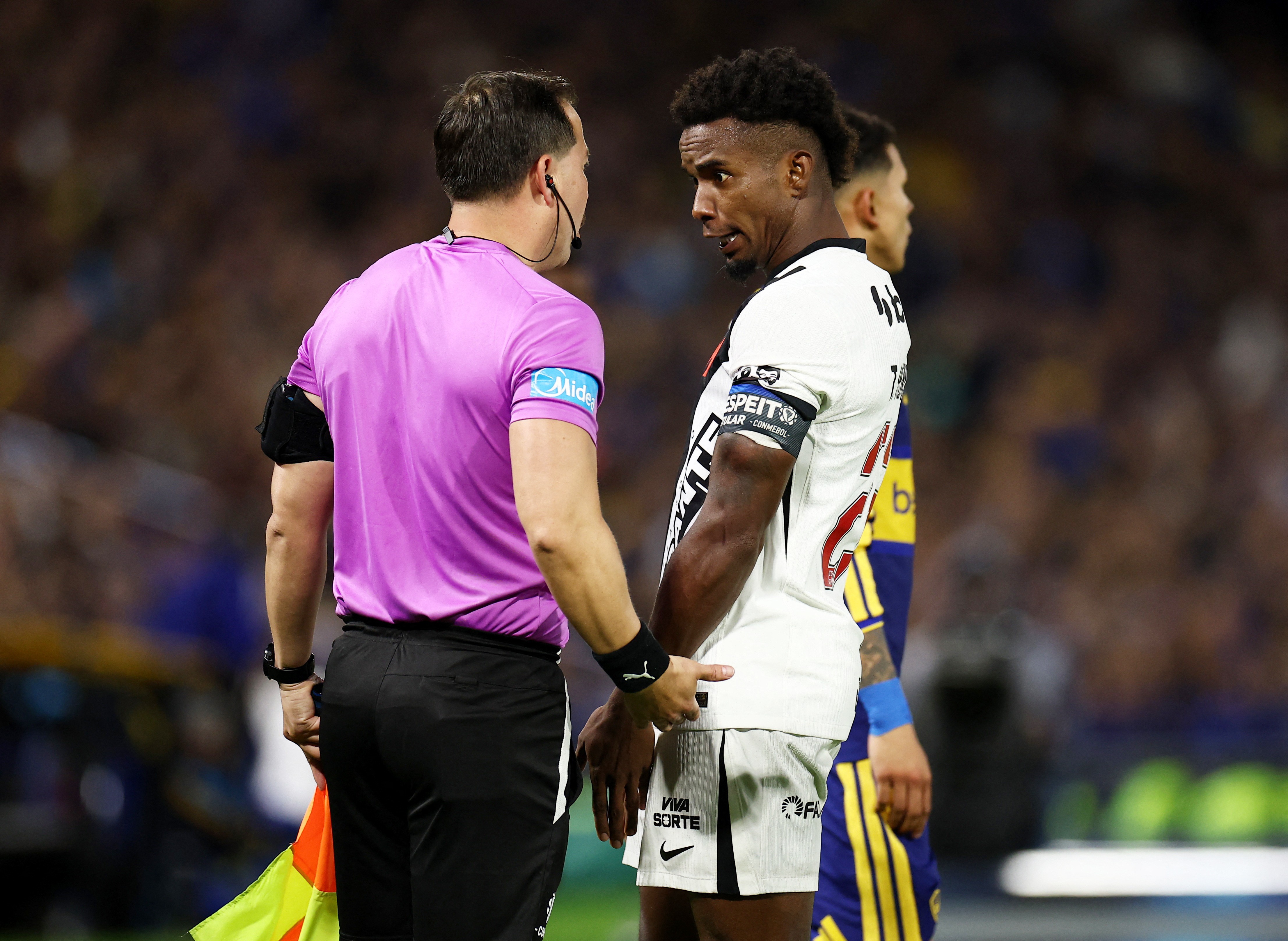 Thiago Mendes elogia postura do Vasco e projeta jogo com Boca no Maracanã: "Vão sentir o nosso torcedor"