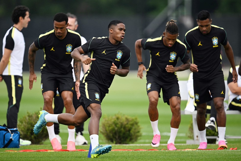 Endrick, em treino da Seleção nesta quinta-feira — Foto: Mauro Pimentel/AFP