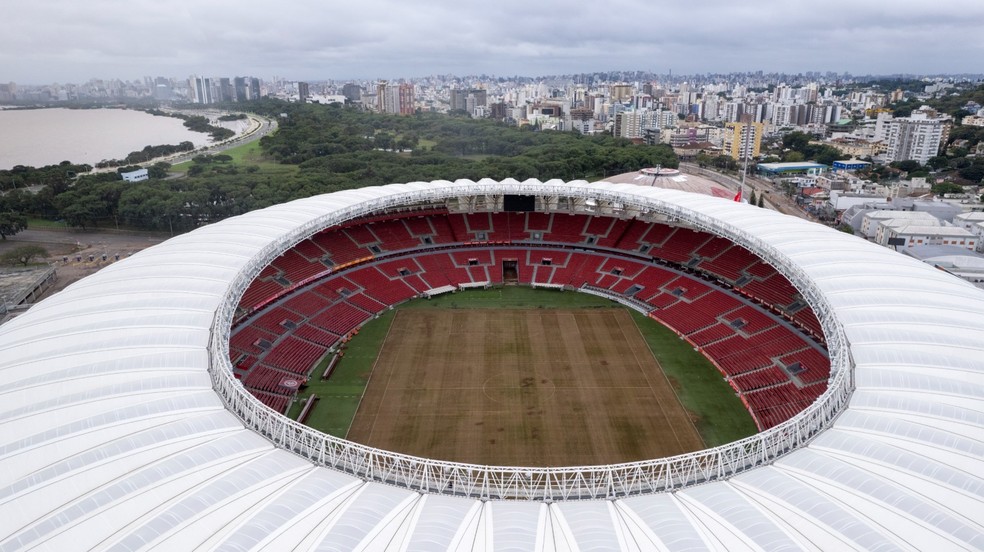 Recuo de alagamento mostra danos ao gramado do Beira-Rio — Foto: Jefferson Botega/Agência RBS