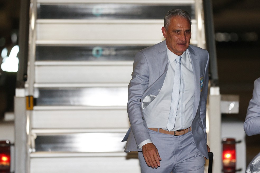Tite com a seleção brasileira em Doha, no Catar — Foto: Adrian Dennis / AFP
