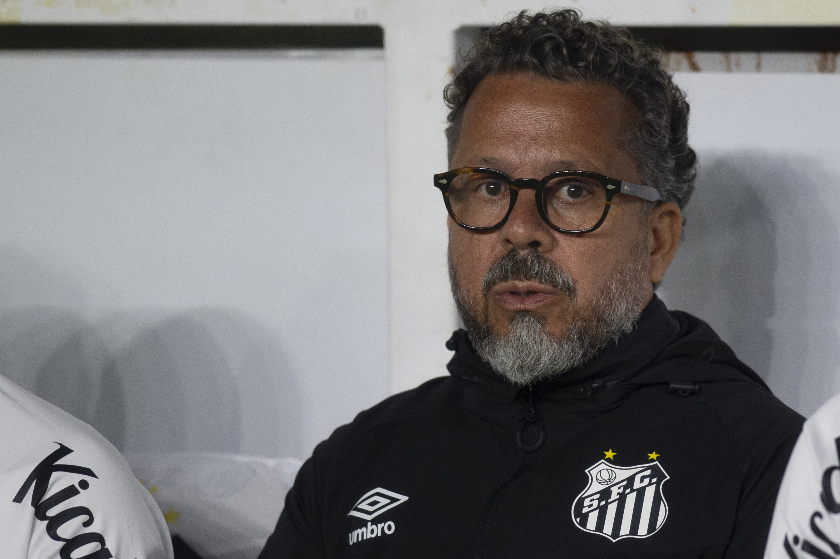 Cleber Xavier diz que momento do Santos é de briga contra queda e dá receita: 