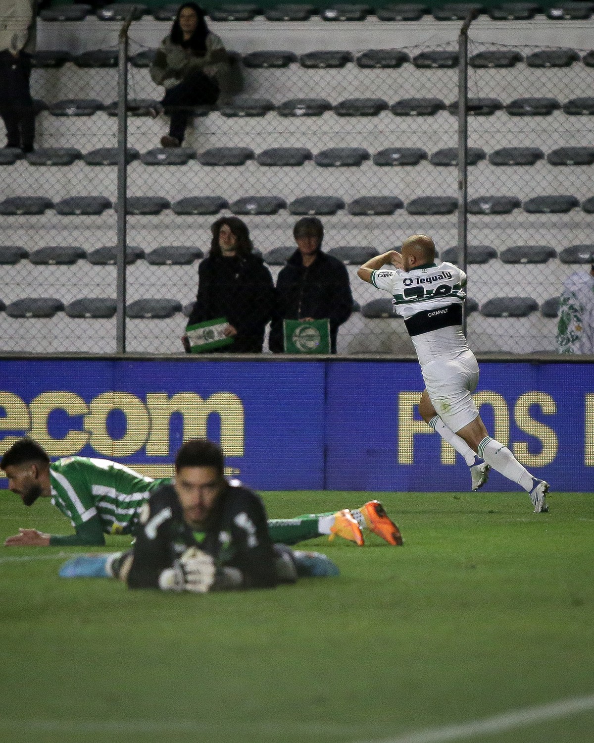 Régis marca o primeiro gol pelo Coritiba e comemora volta por cima no 