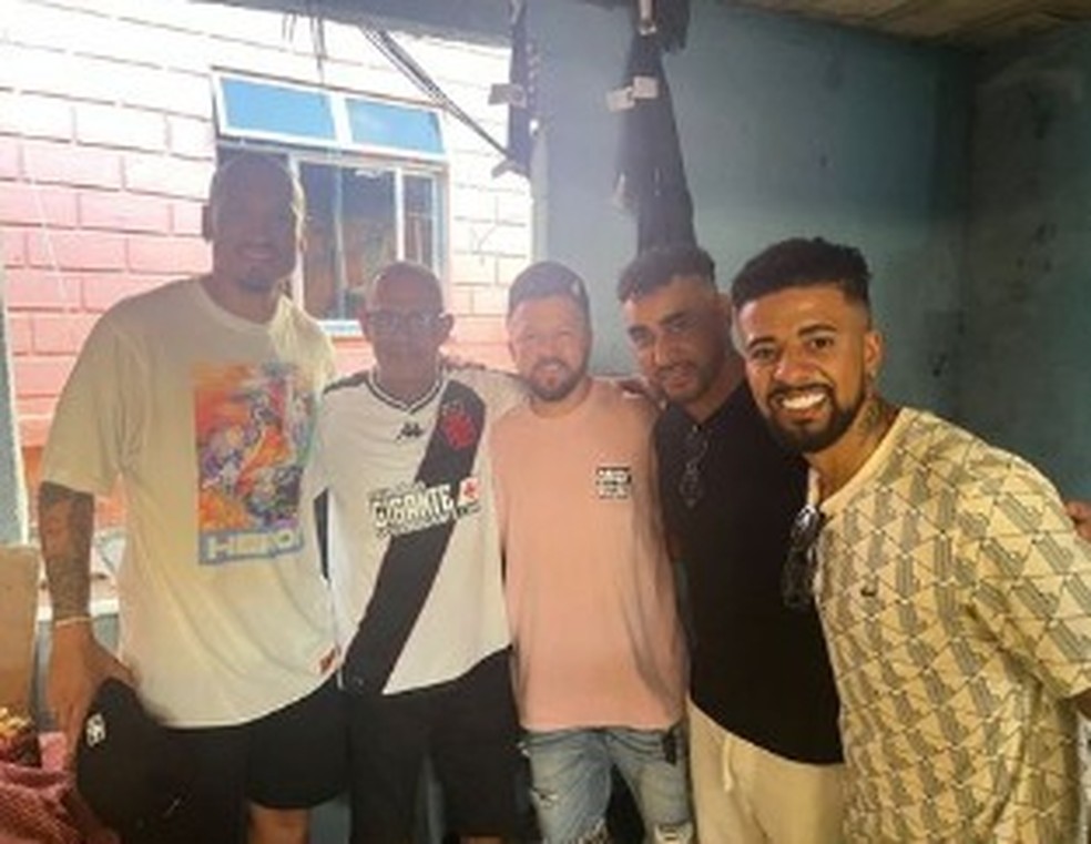 Maicon, Rossi e Payet visitam família de Paulinho, na Vila Cruzeiro — Foto: Reprodução
