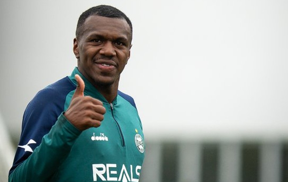 Jacy, zagueiro do Coritiba em campo.