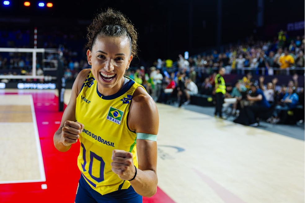 Gabi Guimarães sorri após Brasil x Porto Rico, em Chiang Mai — Foto: Divulgação/VolleyballWorld