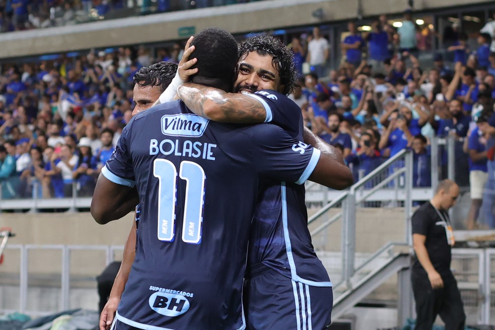 Gabigol e Bolasie comemoram gol do Cruzeiro no Mineirão — Foto: Gilson Lobo/AGIF