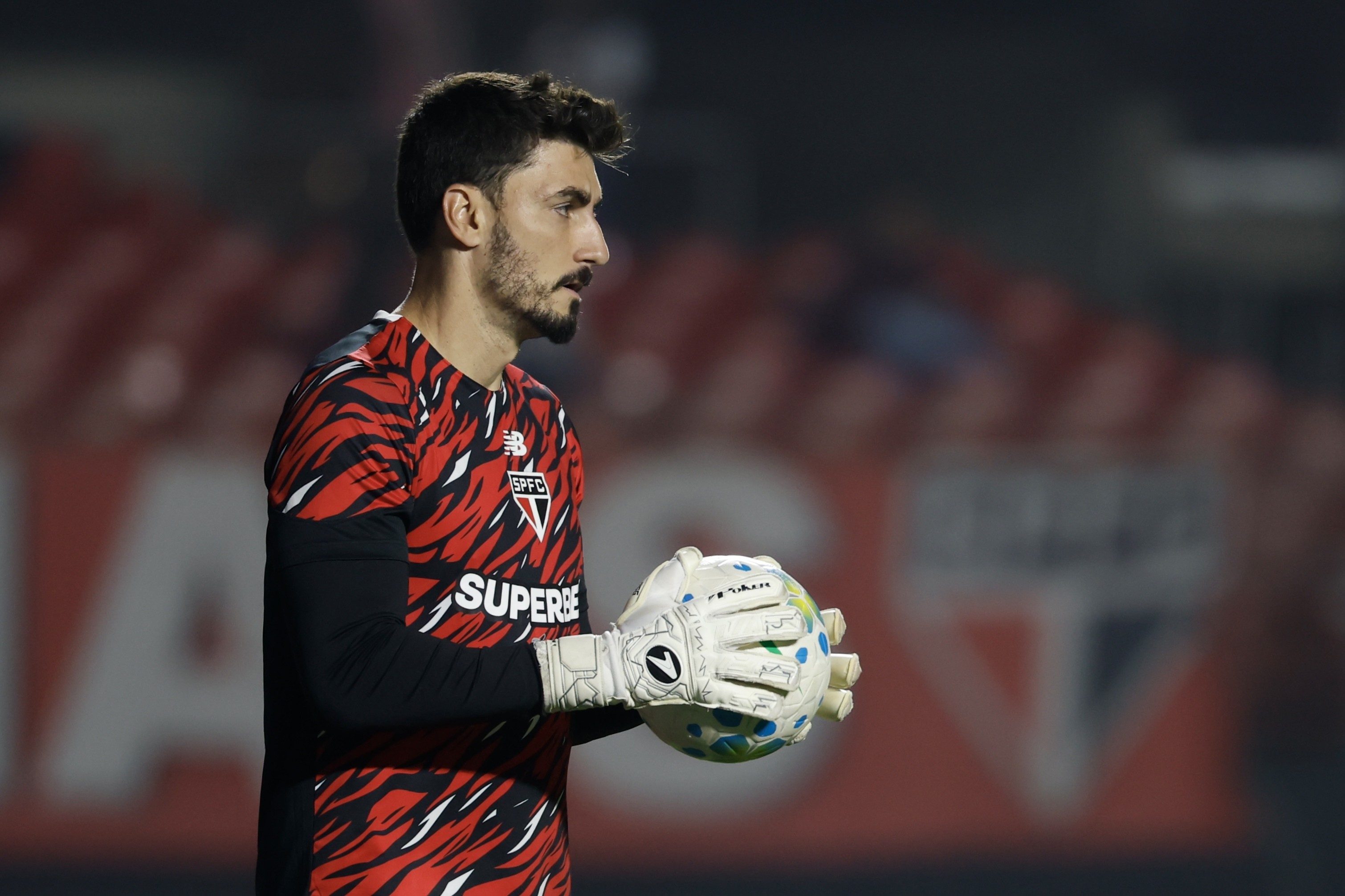 Rafael sente dores no aquecimento e desfalca o São Paulo contra o Santos