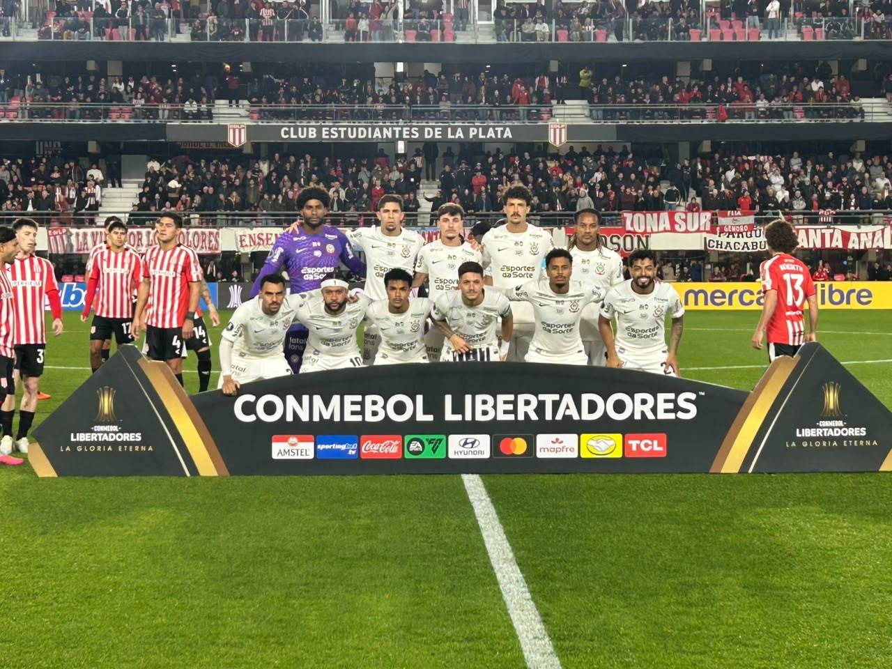 Corinthians empata com Estudiantes na Libertadores com golaço de Kaio César