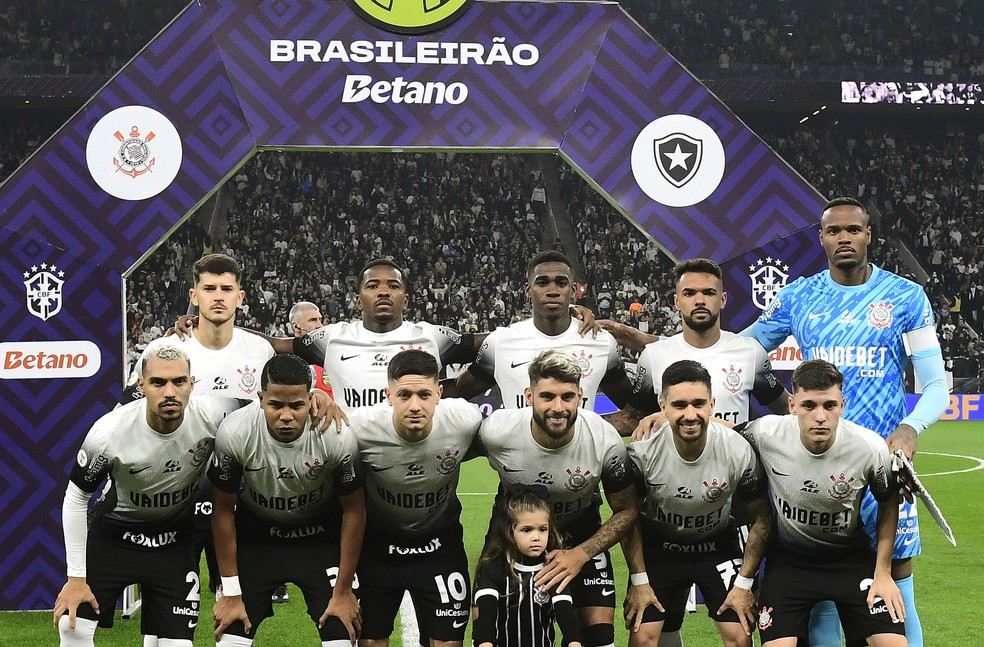 Time do Corinthians antes do jogo contra o Botafogo — Foto: Marcos Ribolli