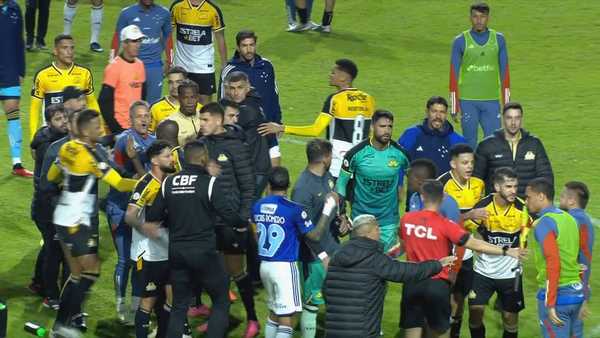 Discussão e empurrões marcam fim de jogo entre Criciúma e Cruzeiro: confusão em campo