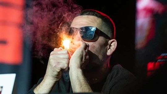 Nate Diaz fuma suposto cigarro de maconha jogado por fã em coletiva