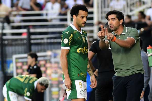 Felipe Anderson busca afirmação no Palmeiras e enfrenta pressão por destaque.