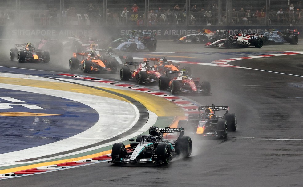 Largada da corrida sprint do GP de Singapura de F1 2026 — Foto: Jakub Porzycki/Reuters