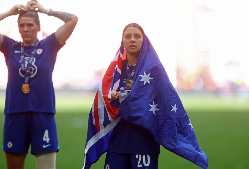 Sam Kerr celebra título da Copa da Inglaterra com bandeira da Austrália — Foto: REUTERS