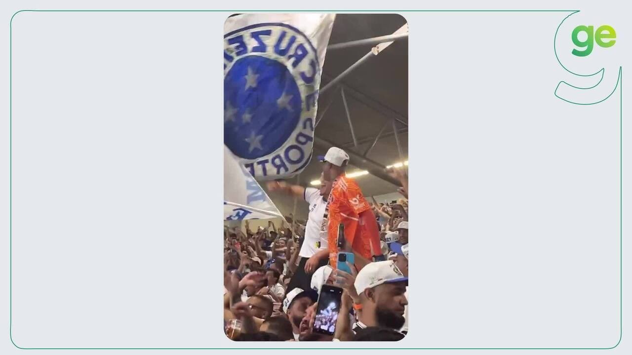 Campeão pelo Cruzeiro, Luvannor assiste jogo contra o Palmeiras no meio da torcida