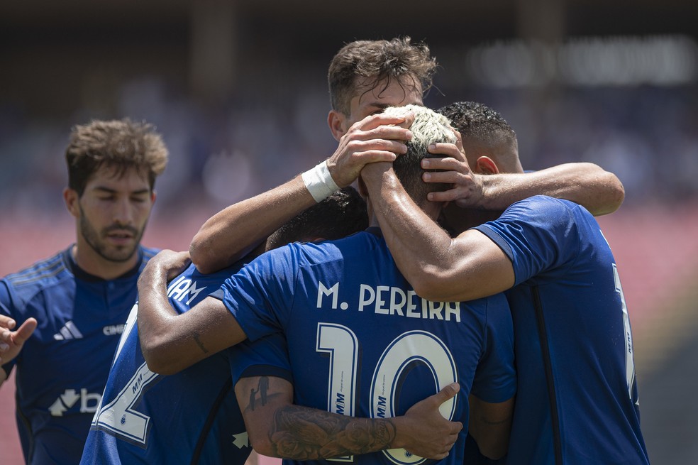 Jogadores do Cruzeiro comemoram gol de Dinenno diante do Pouso Alegre