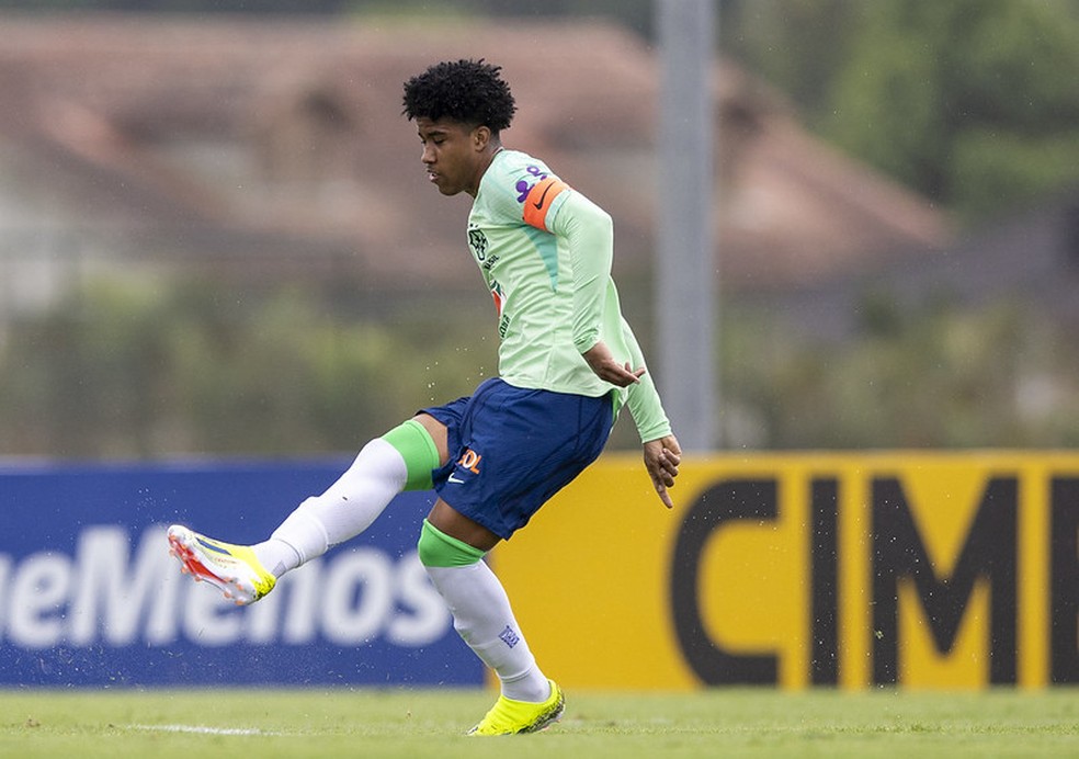 Andrey Santos capitaneando a Seleção Pré-Olímpica.