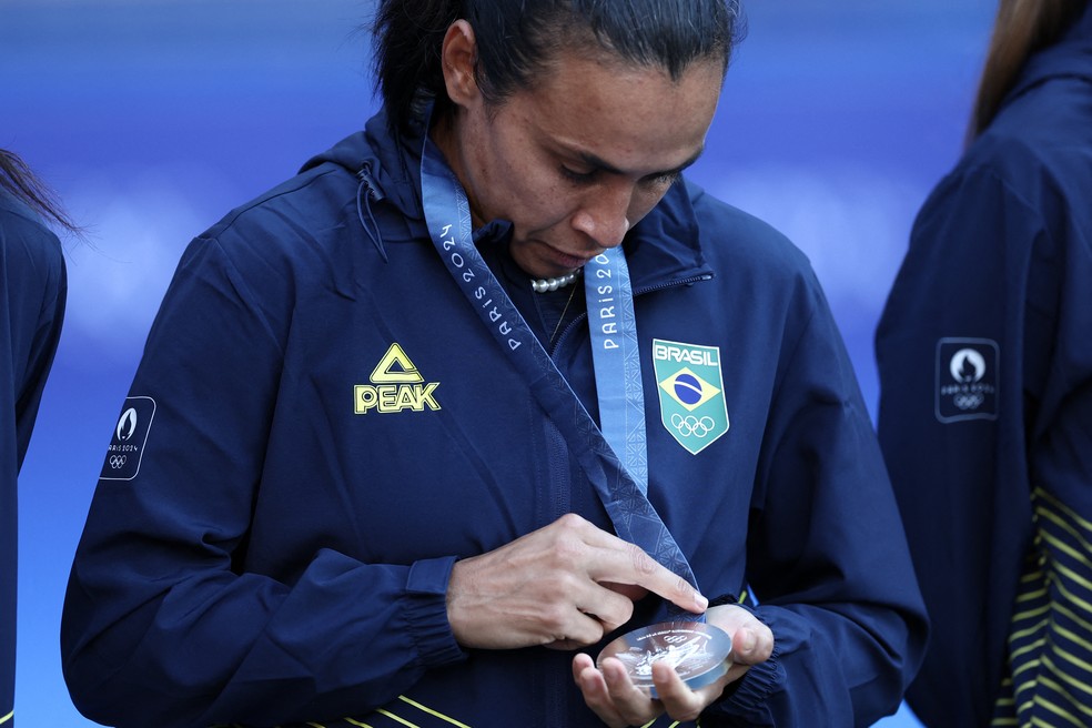 Marta olha para medalha de prata conquistada em Paris, sua terceira na carreira — Foto: Franck Fife/AFP