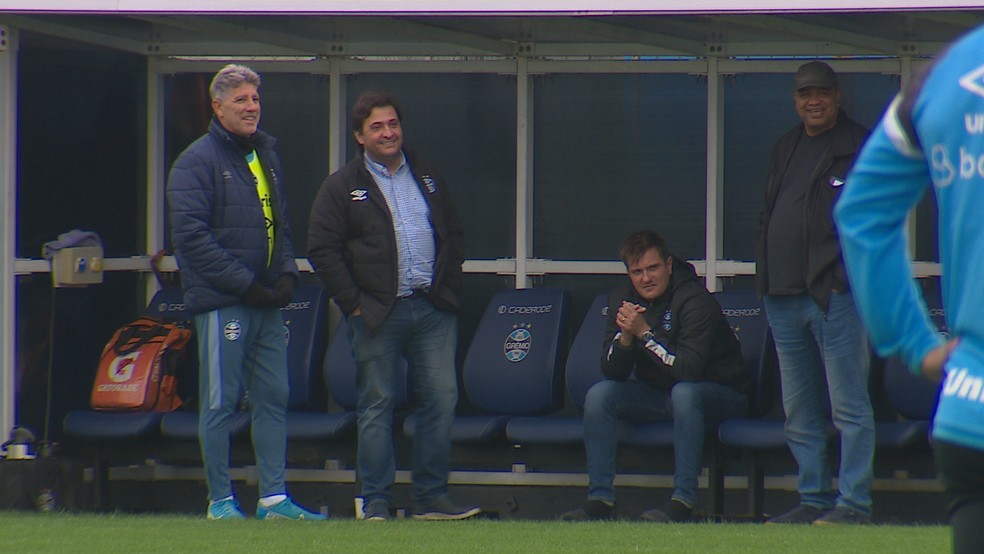 Renato Portaluppi e presidente Alberto Guerra em treino do Grêmio — Foto: Reprodução/Gabriel Bolfoni/RBS TV