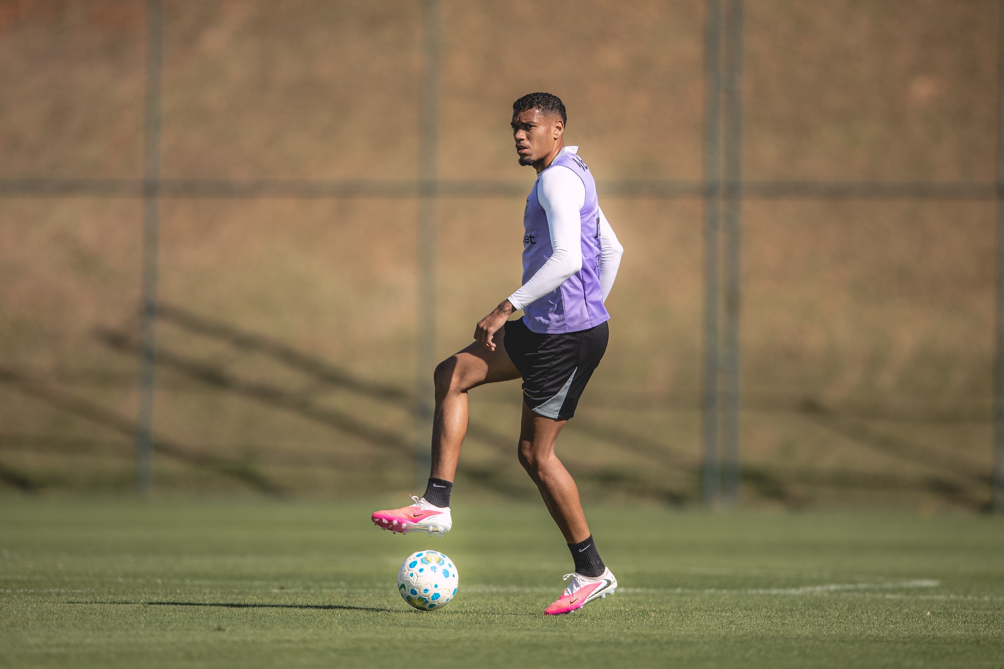 Zagueiro supera início conturbado, celebra permanência no Atlético-MG e diz: "Encontrei felicidade"
