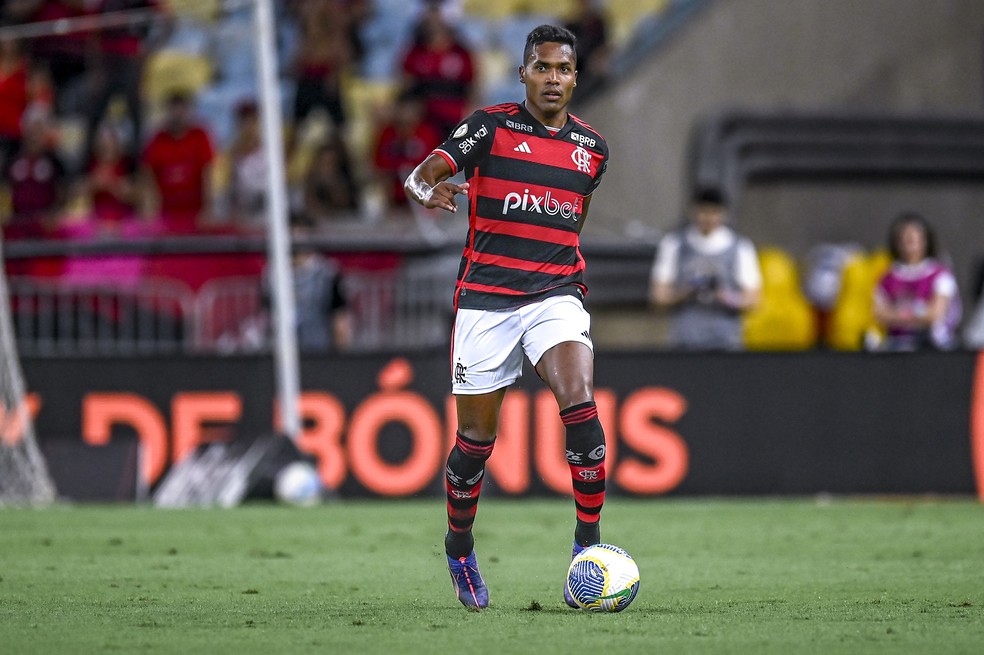 Alex Sandro em ação em sua estreia pelo Flamengo — Foto: Marcelo Cortes / CRF