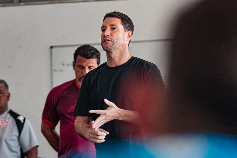 Thiago Neves estreia como técnico do sub-20 do Bangu contra o Fluminense em Xerém