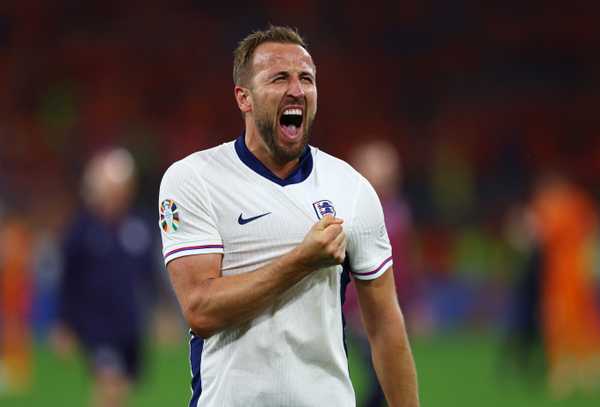 Em busca do primeiro título, Kane vibra: 