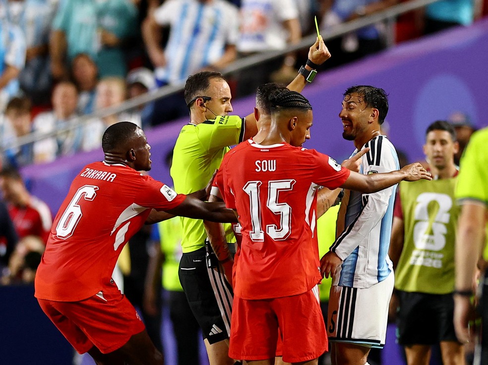 &Aacute;rbitro d&aacute; cart&atilde;o para Paredes em Su&iacute;&ccedil;a x Argentina, mas depois de revis&atilde;o no VAR, retira o amarelo e expulsa Embolo &mdash; Foto: Agustin Marcarian/Reuters