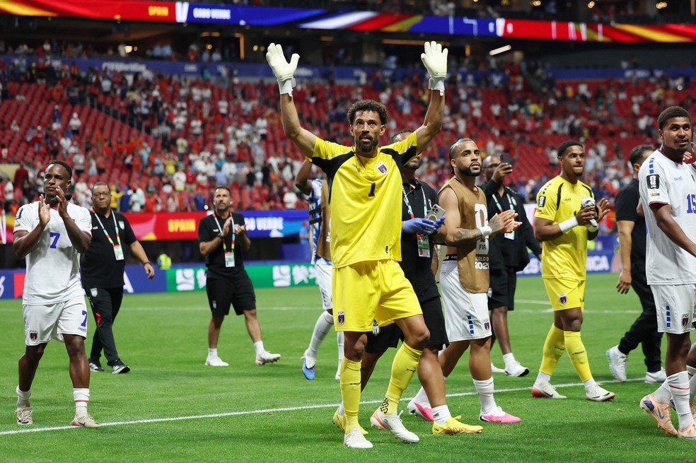 Vozinha e o time de Cabo Verde comemoram empate com a Espanha � Foto: REUTERS/Siphiwe Sibeko