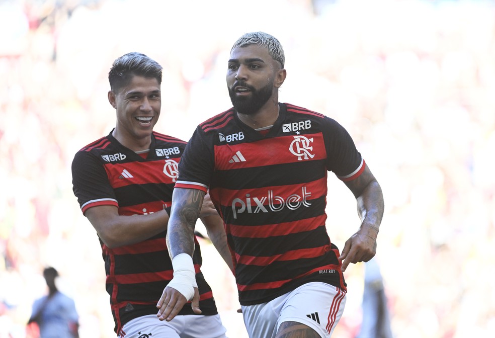 Gabigol e Luiz Araújo em Flamengo x Volta Redonda — Foto: André Durão / ge