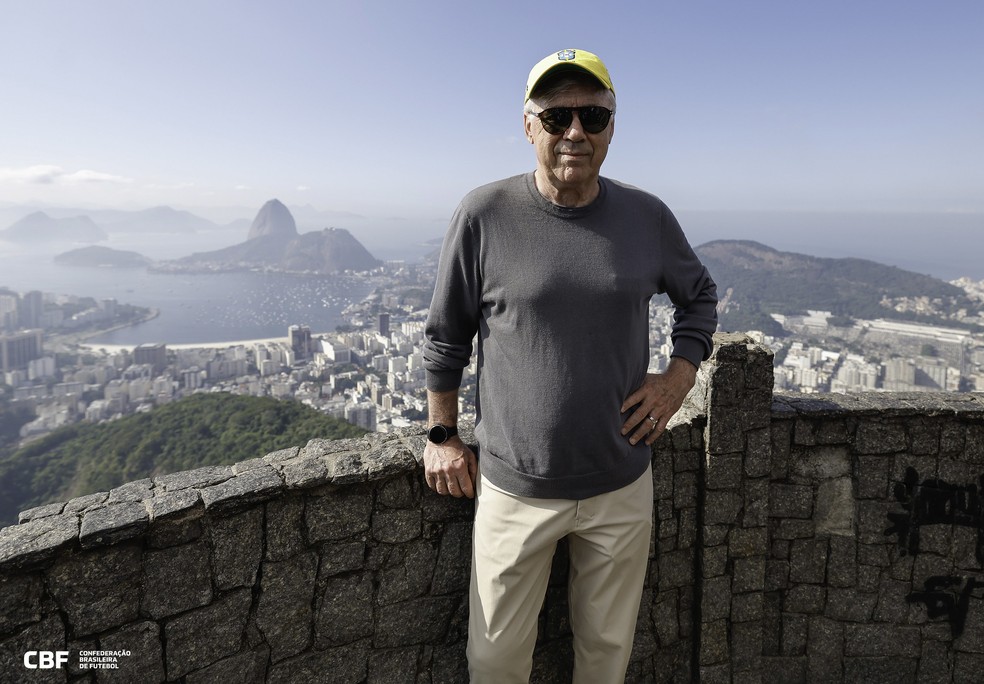 Carlo Ancelotti, t&eacute;cnico da sele&ccedil;&atilde;o brasileira, em visita ao Cristo Redentor &mdash; Foto: Rafael Ribeiro/CBF