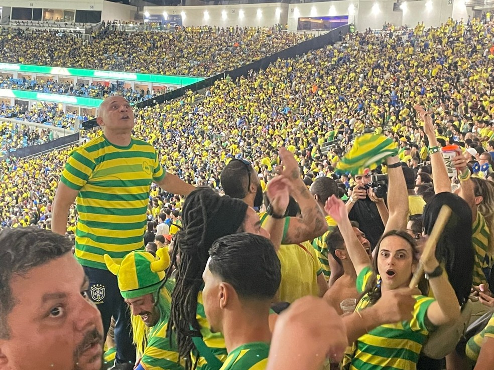 Torcedor orienta a galera a gritar — Foto: Reprodução